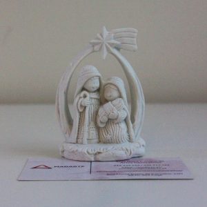 SAGRADA FAMÍLIA EM MARFINITE COM CABANA 8X5.5X4CM